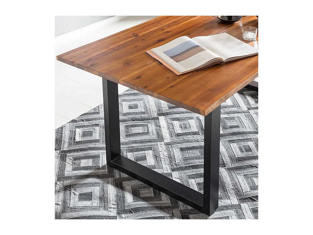 Baumkanten Tisch in Akaziefarben und Schwarz Massivholz und Stahl