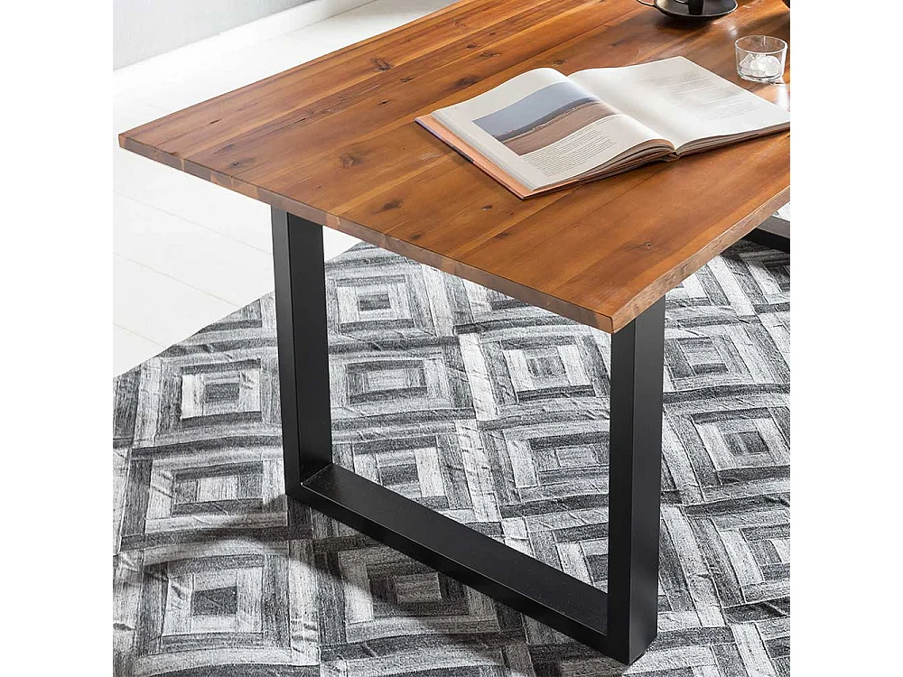 Baumkanten Tisch in Akaziefarben und Schwarz Massivholz und Stahl