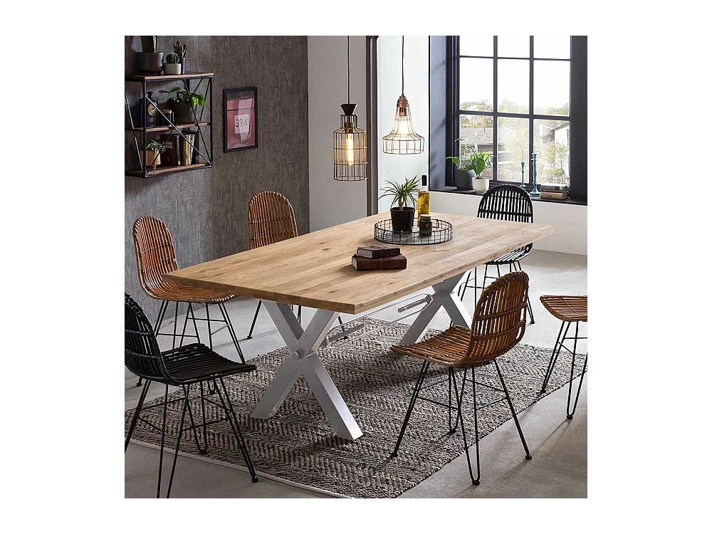 Baumkanten Esstisch aus Wildeiche Massivholz Metallgestell in Weiß