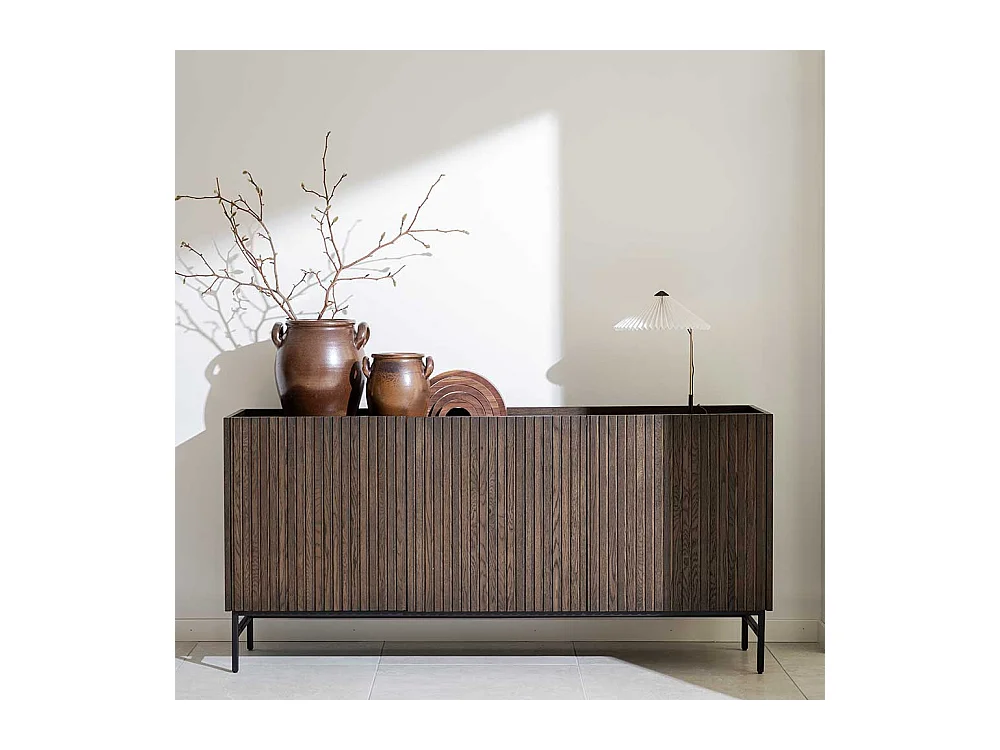 Braunes Sideboard in modernem Design Vierfußgestell aus Metall