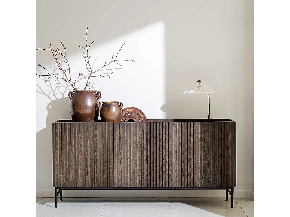 Braunes Sideboard in modernem Design Vierfußgestell aus Metall