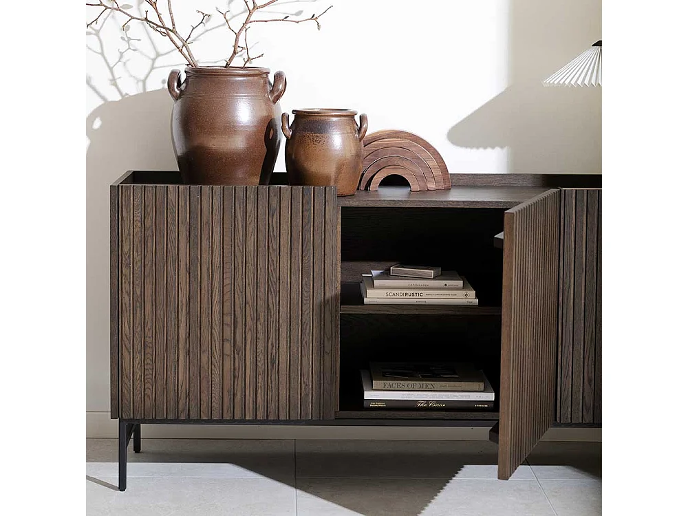 Braunes Sideboard in modernem Design Vierfußgestell aus Metall
