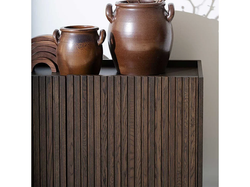 Braunes Sideboard in modernem Design Vierfußgestell aus Metall