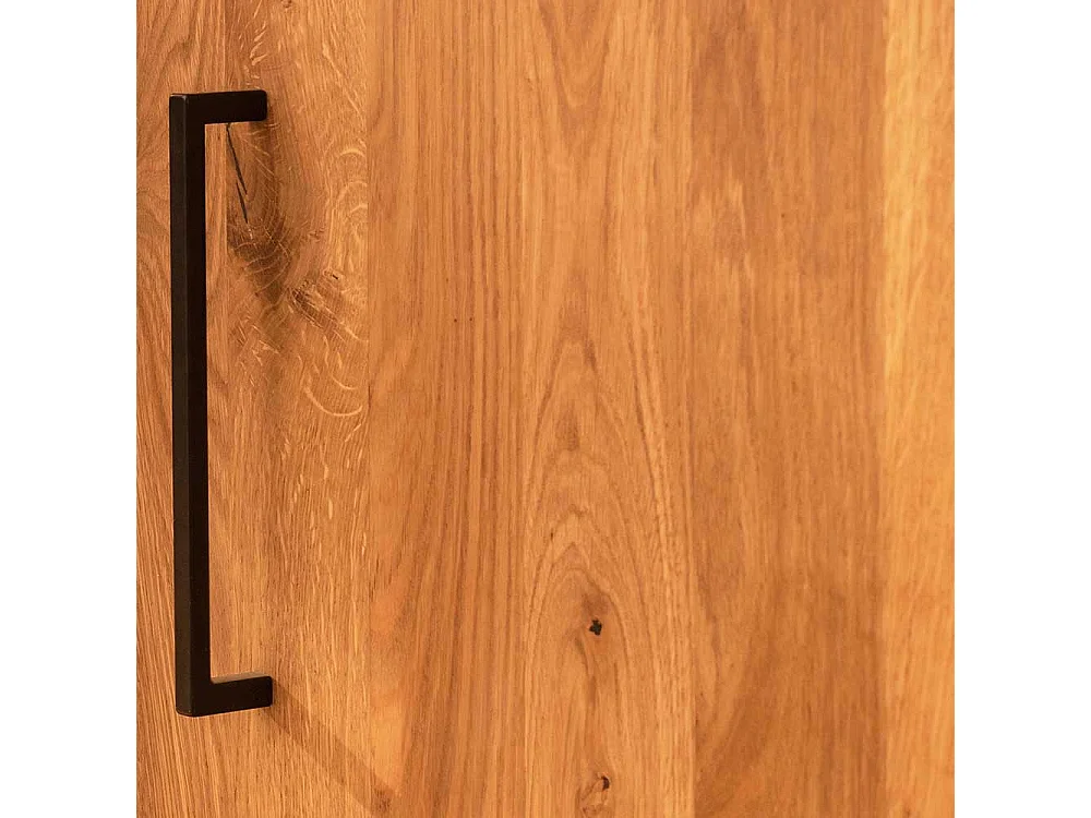 Wohnzimmer Schrank aus Wildeiche Massivholz Vierfußgestell aus Metall