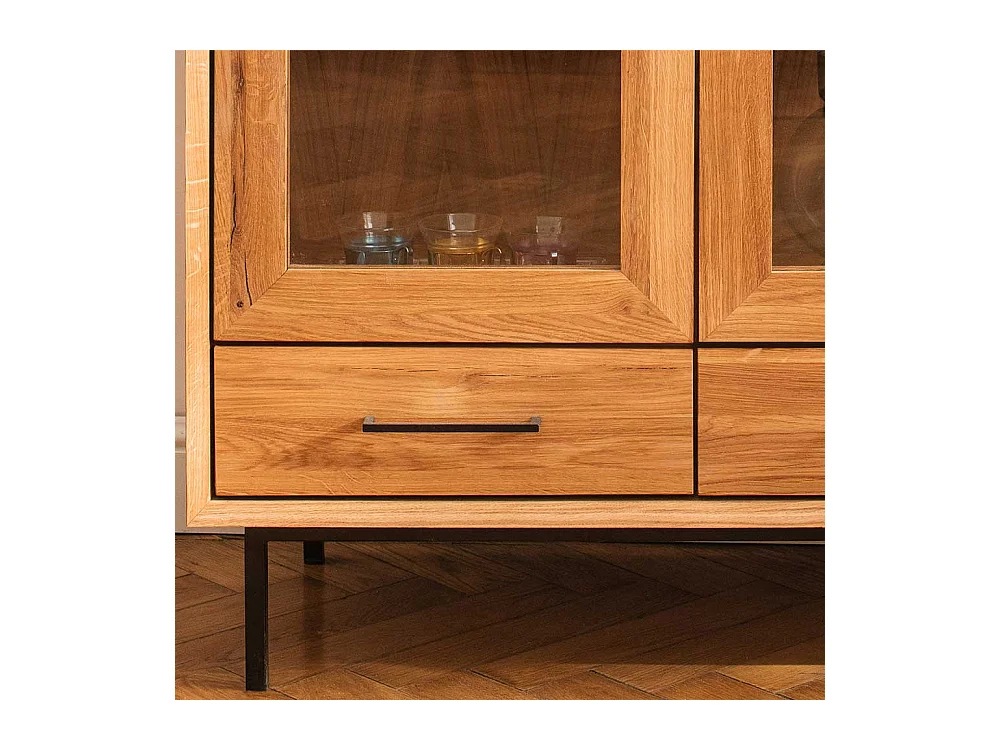 Vitrine mit Schubladen aus Wildeiche Massivholz und Metall montiert