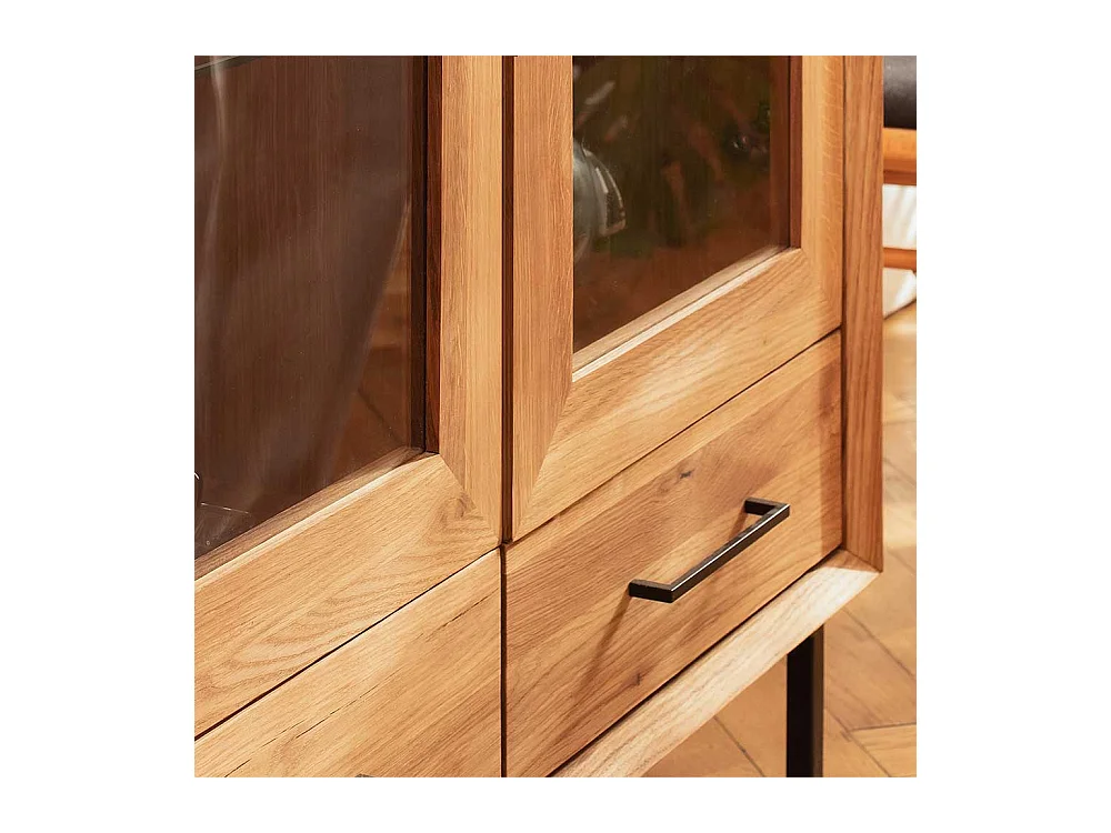 Vitrine mit Schubladen aus Wildeiche Massivholz und Metall montiert
