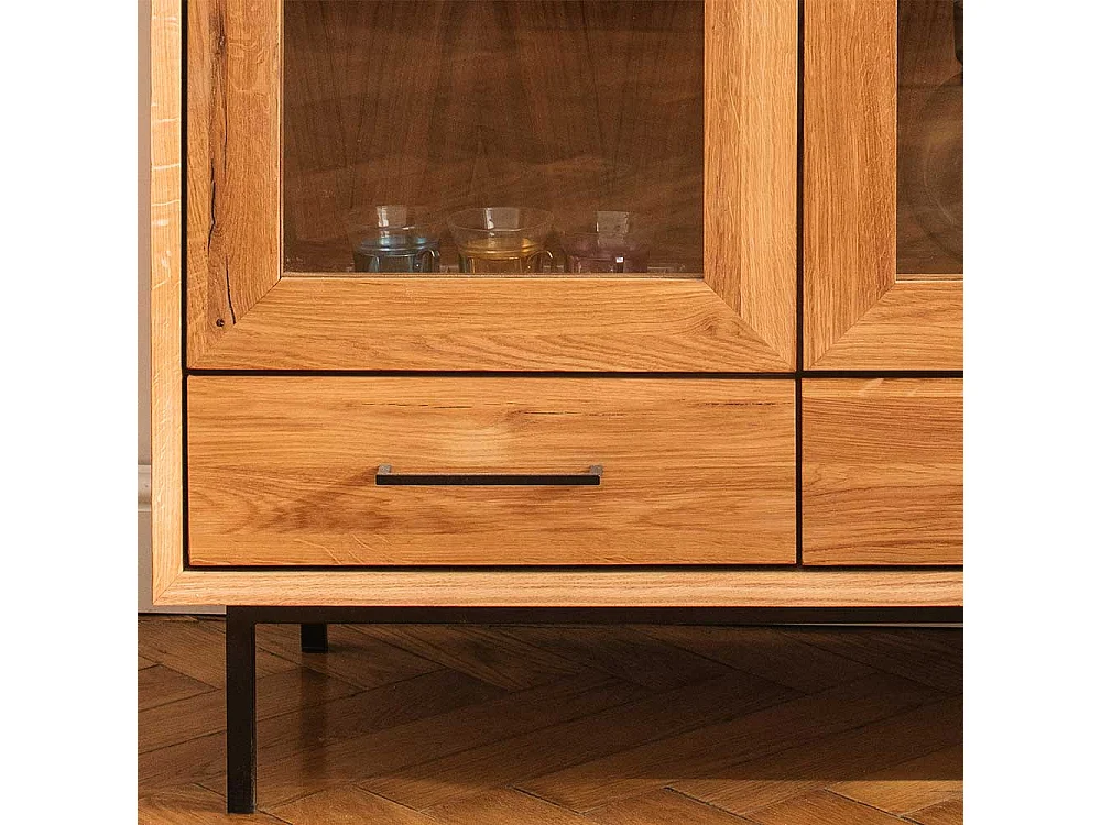 Vitrine mit Schubladen aus Wildeiche Massivholz und Metall montiert
