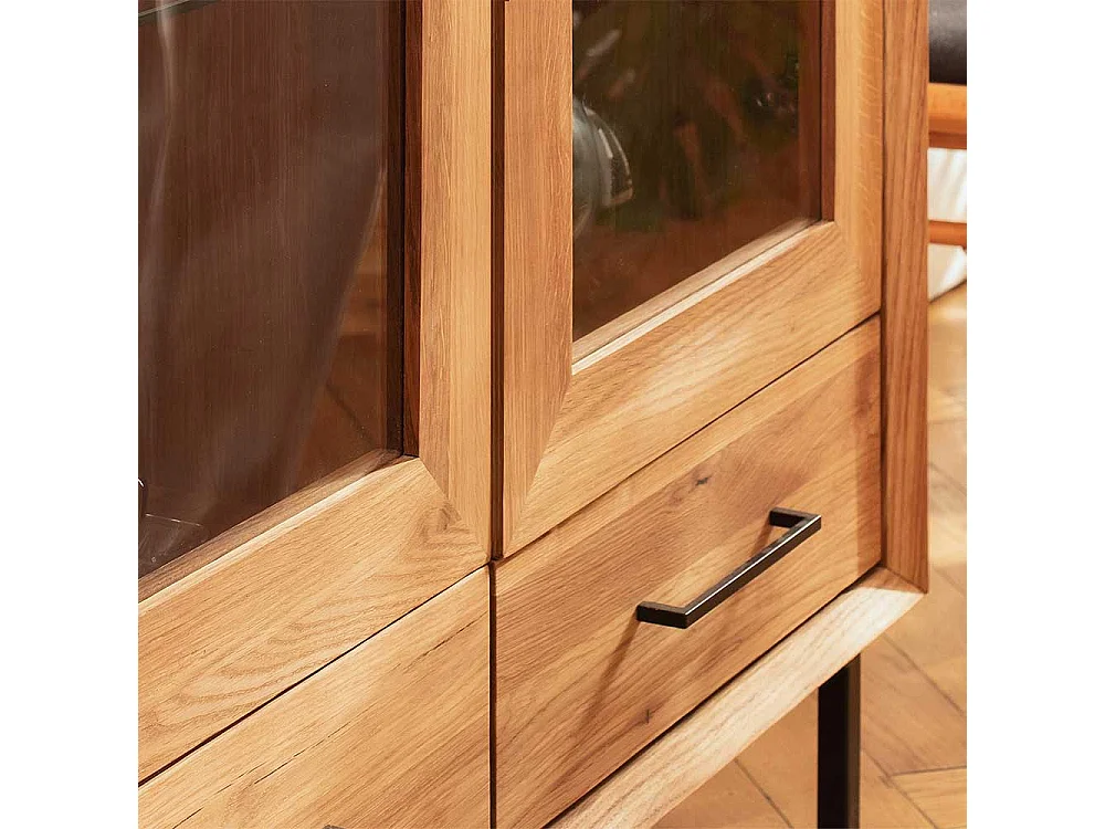 Vitrine mit Schubladen aus Wildeiche Massivholz und Metall montiert