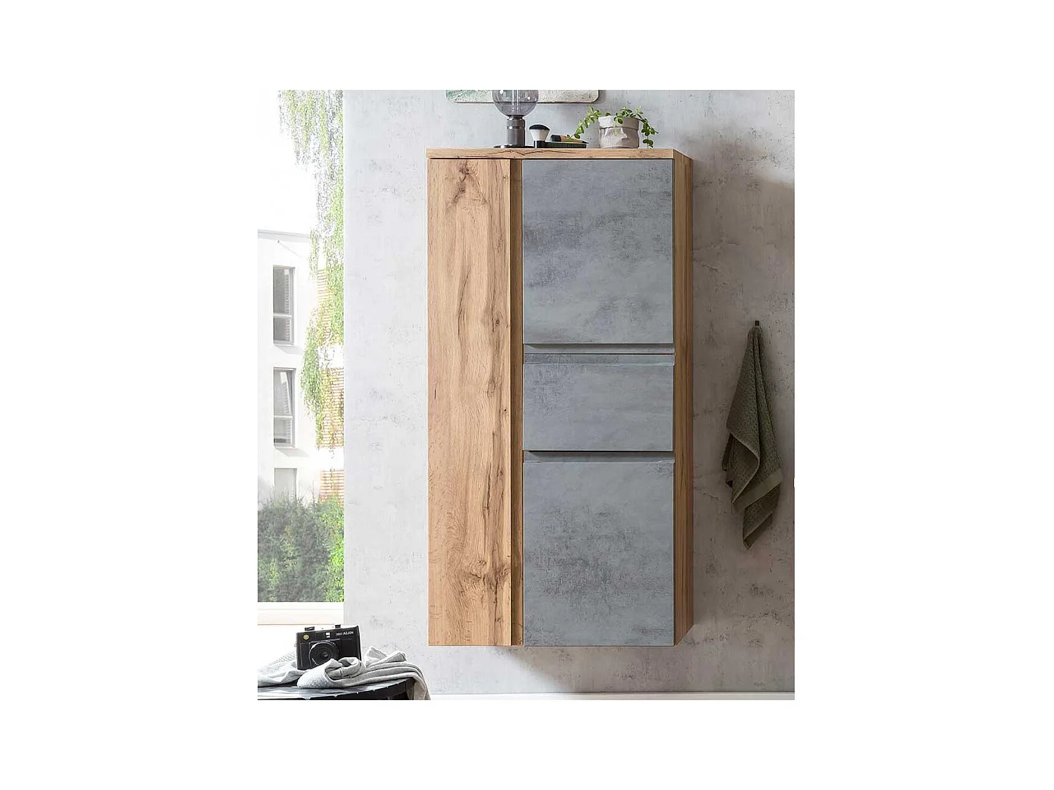 Badmidischrank hängend in Wildeichefarben und Beton Grau inklusive Füße