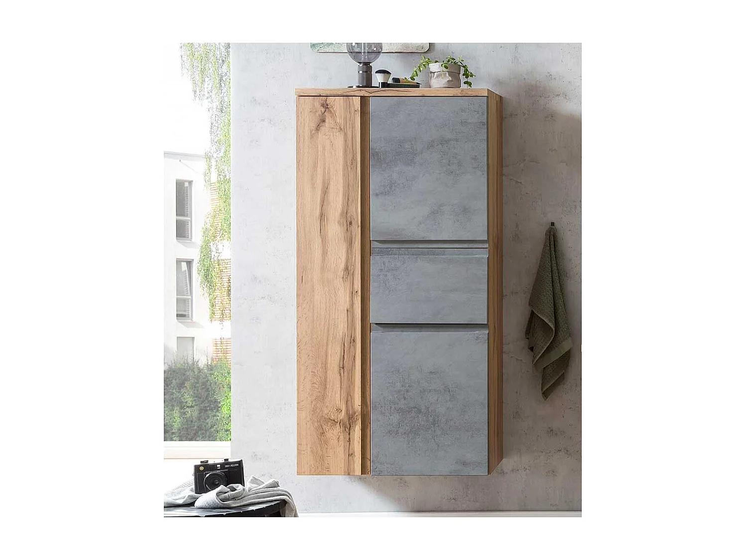 Badmidischrank hängend in Wildeichefarben und Beton Grau inklusive Füße