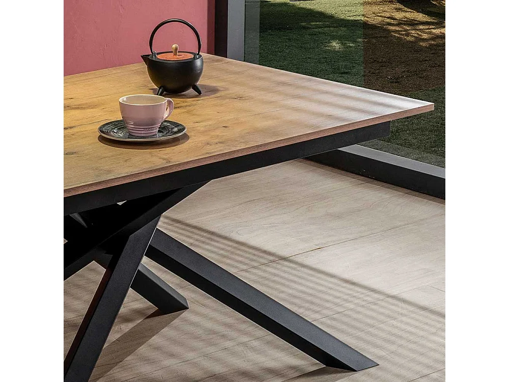 Ausziehbarer Esszimmertisch in Eichefarben und Schwarz Mikado Fußgestell