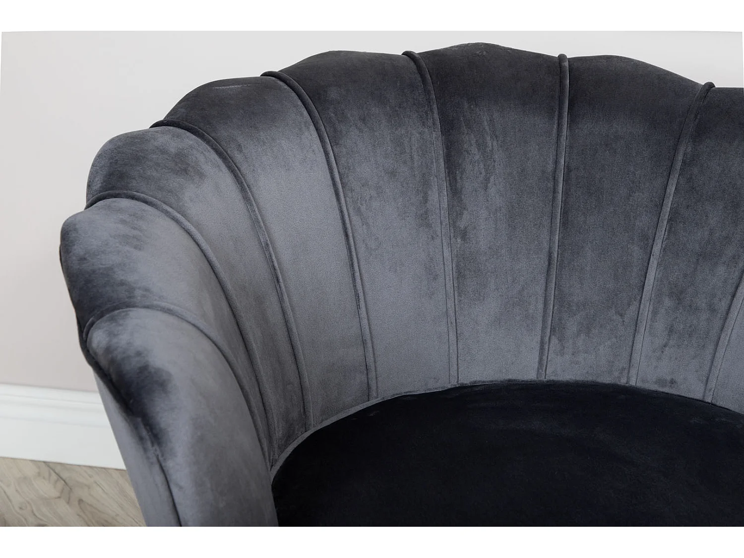 Nice fauteuil velours grijs.