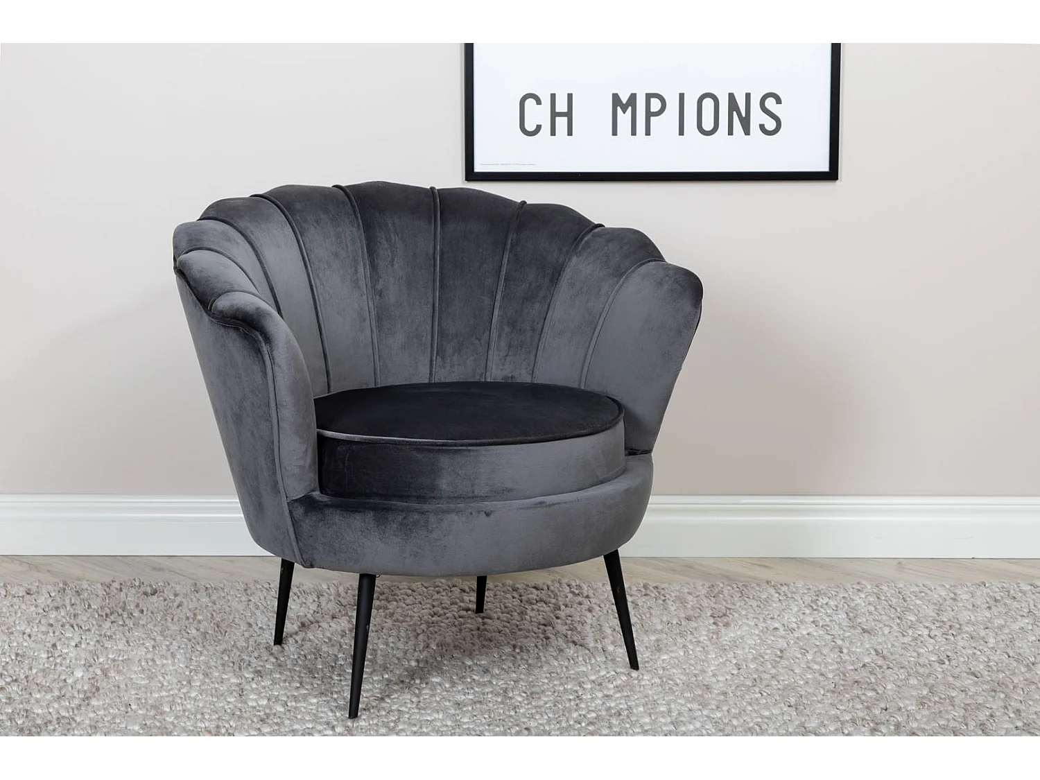 Nice fauteuil velours grijs.