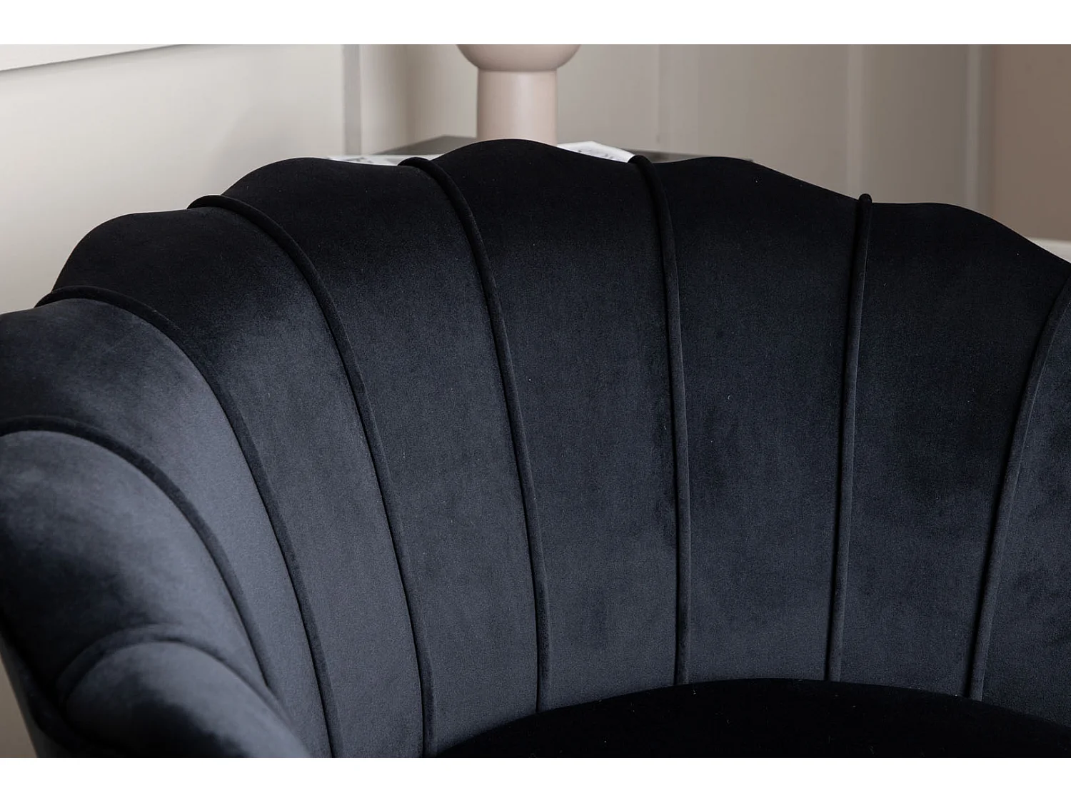 Nice Fauteuil en velours noir.