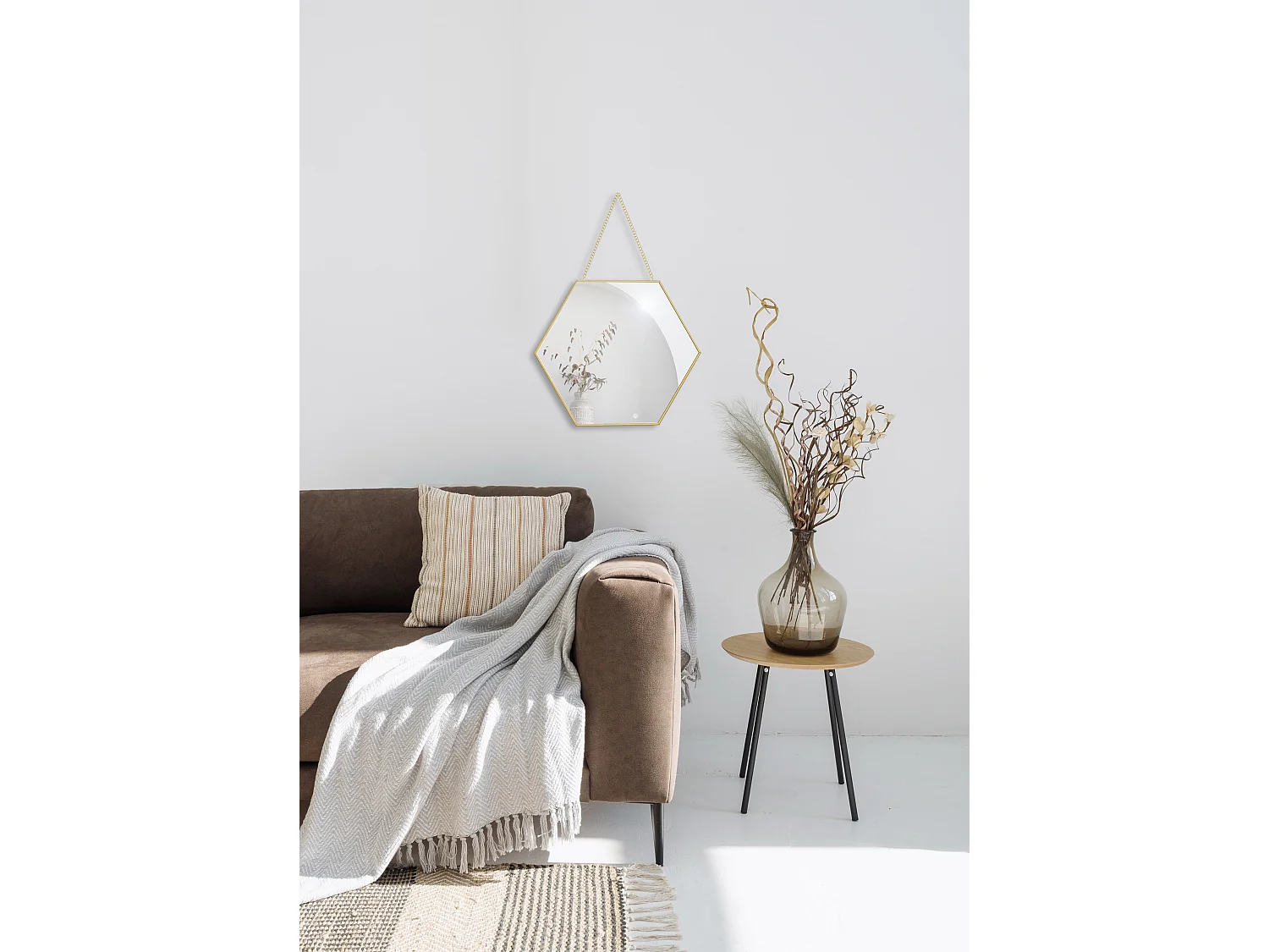 Miroir hexagonal avec chaînette en métal doré 30x26cm