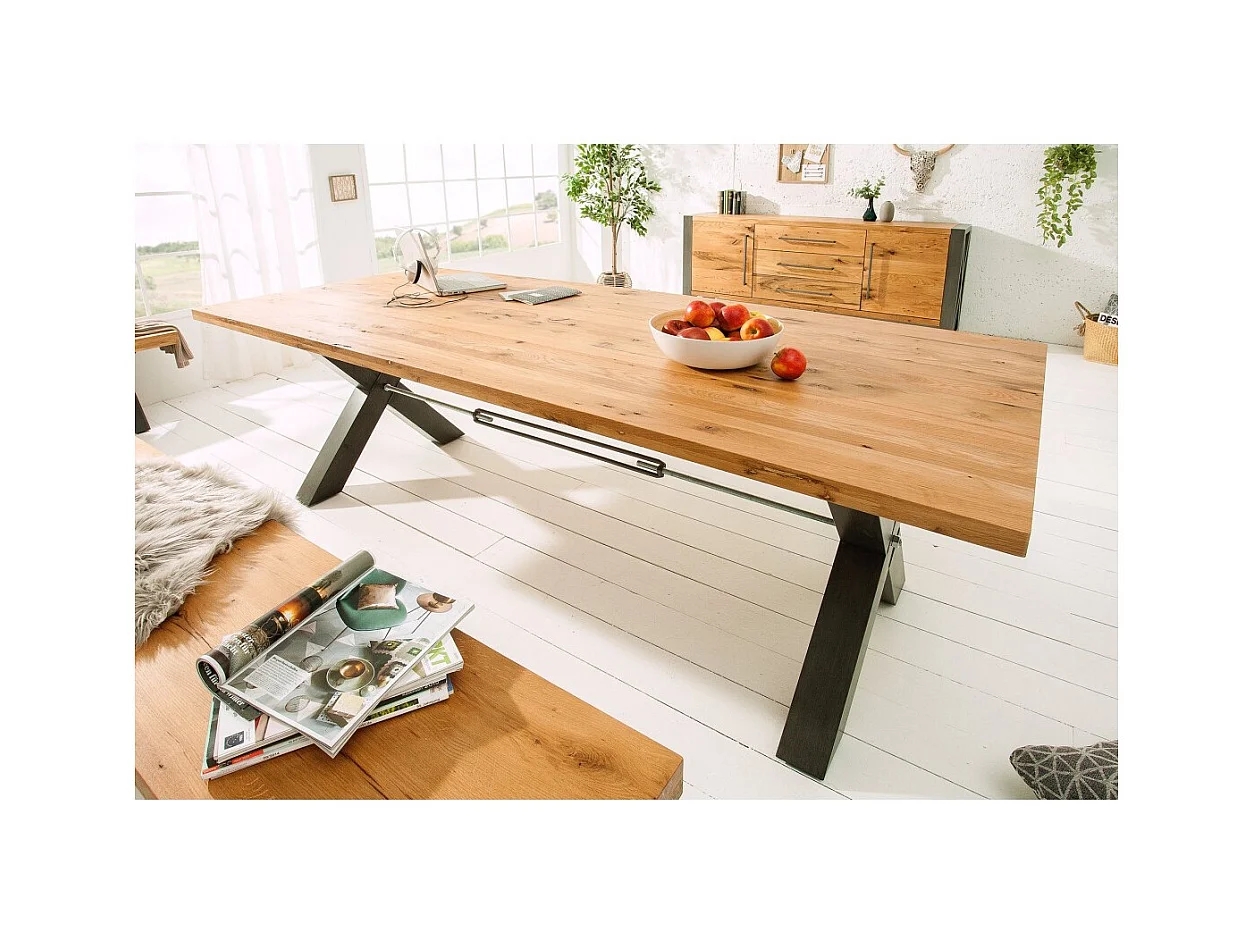 Table de salle à manger CAVARA – Chêne sauvage et métal noir – 240 cm – Style industriel