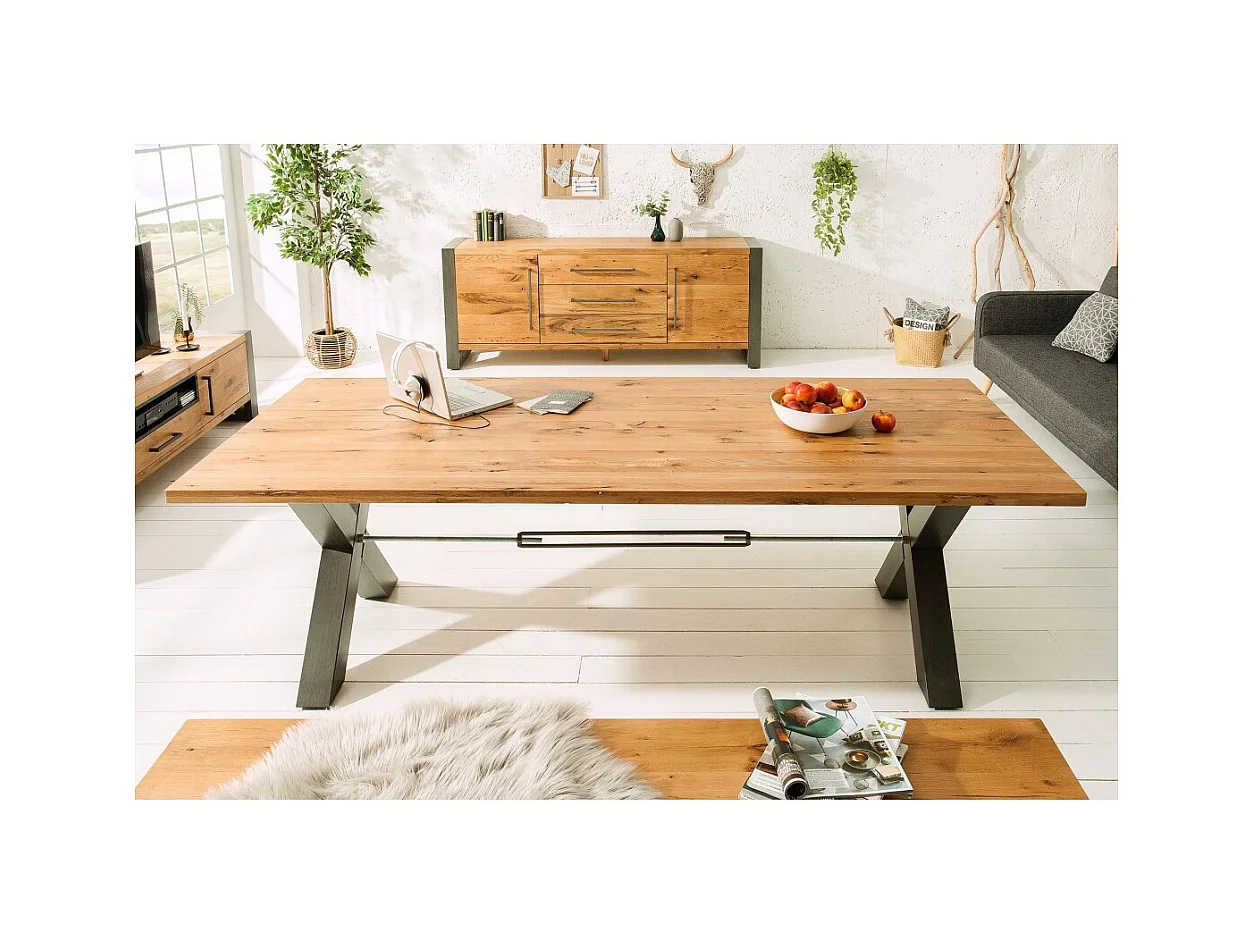 Table de salle à manger CAVARA – Chêne sauvage et métal noir – 240 cm – Style industriel