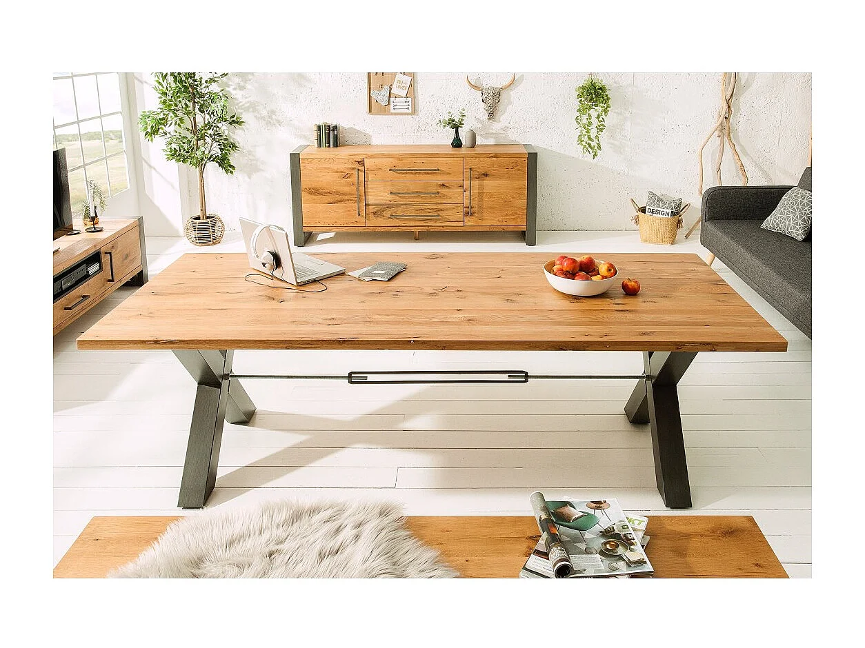 Table de salle à manger CAVARA – Chêne sauvage et métal noir – 240 cm – Style industriel