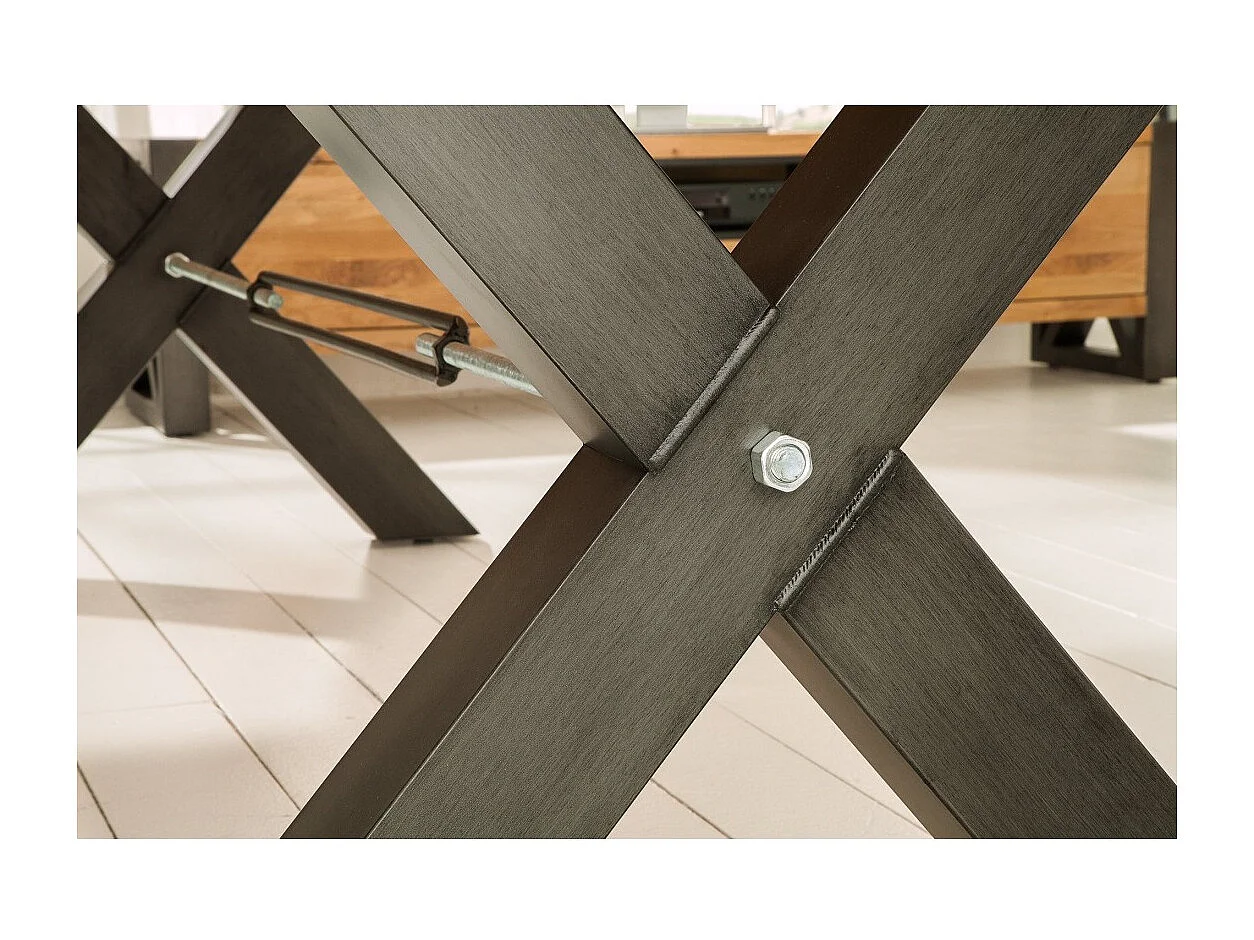 Table de salle à manger CAVARA – Chêne sauvage et métal noir – 240 cm – Style industriel