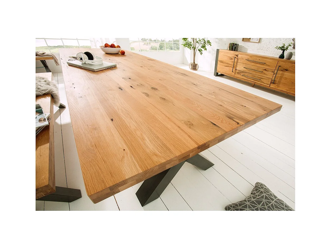 Table de salle à manger CAVARA – Chêne sauvage et métal noir – 200 cm – Style industriel