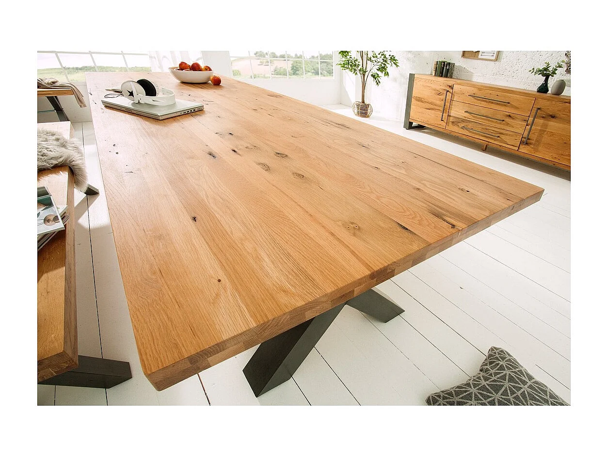 Table de salle à manger CAVARA – Chêne sauvage et métal noir – 200 cm – Style industriel