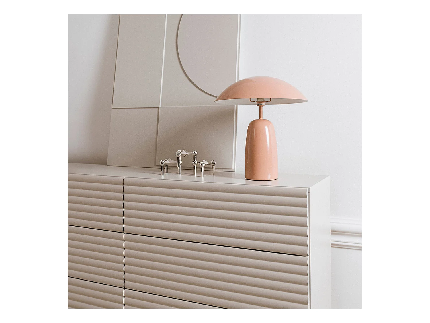 Commode TURKU L 150 cm avec 6 Tiroirs Style Cannelé, Couleur Blanc Cachemire, Design Moderne et Façade Rainurée