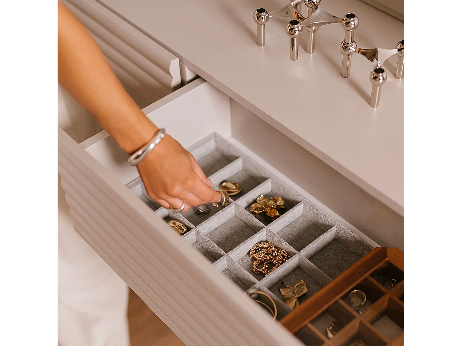 Commode TURKU L 150 cm avec 6 Tiroirs Style Cannelé, Couleur Blanc Cachemire, Design Moderne et Façade Rainurée