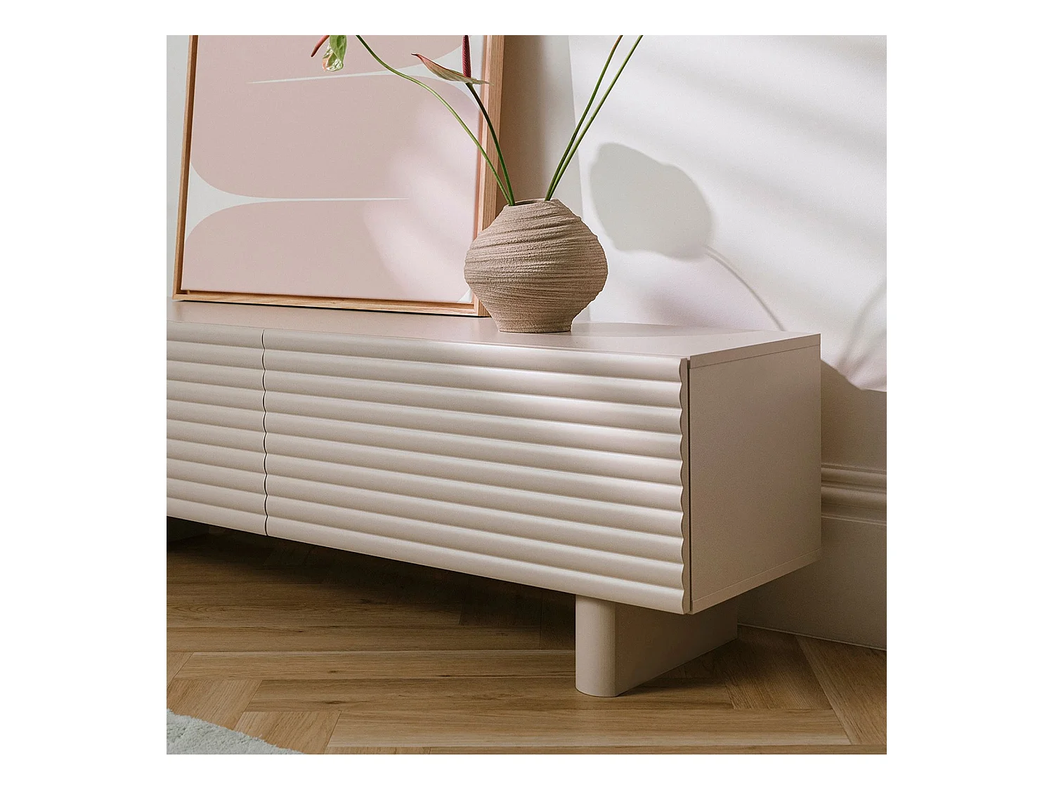 Meuble TV TURKU L 150 cm avec 2 Portes Style Cannelé Couleur Blanc Cachemire, Design Moderne et Façade Rainurée