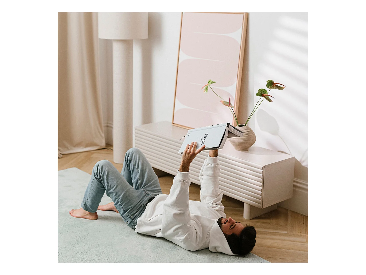 Meuble TV TURKU L 150 cm avec 2 Portes Style Cannelé Couleur Blanc Cachemire, Design Moderne et Façade Rainurée