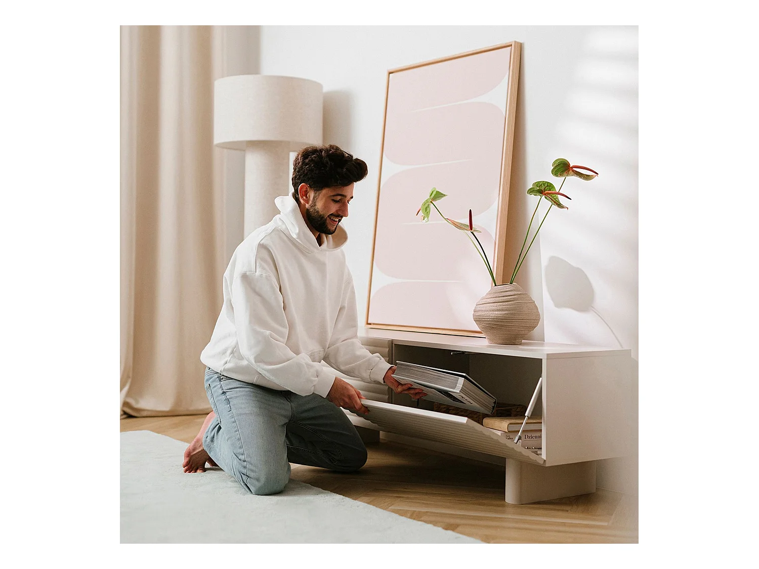 Meuble TV TURKU L 150 cm avec 2 Portes Style Cannelé Couleur Blanc Cachemire, Design Moderne et Façade Rainurée