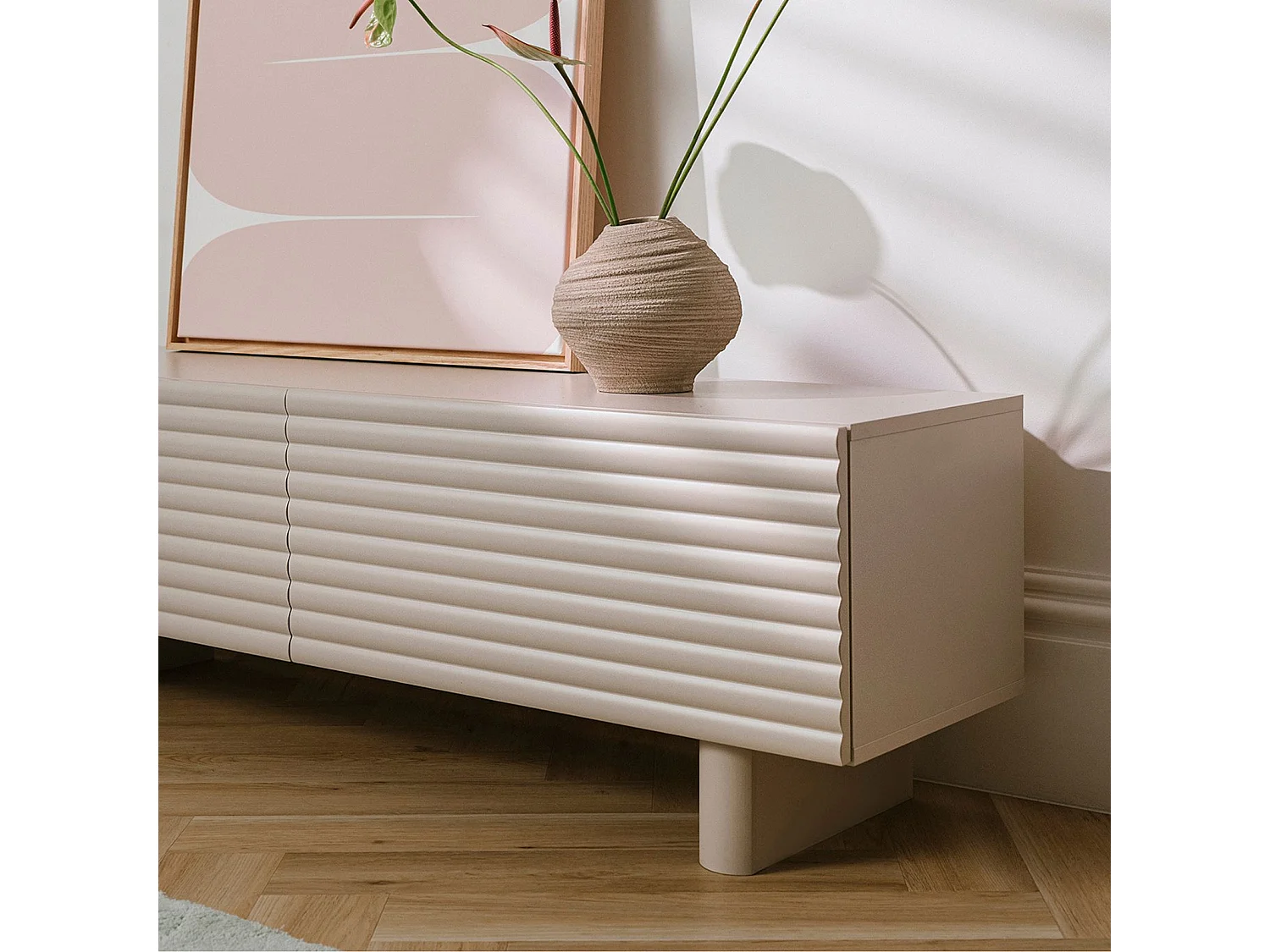 Meuble TV TURKU L 150 cm avec 2 Portes Style Cannelé Couleur Blanc Cachemire, Design Moderne et Façade Rainurée