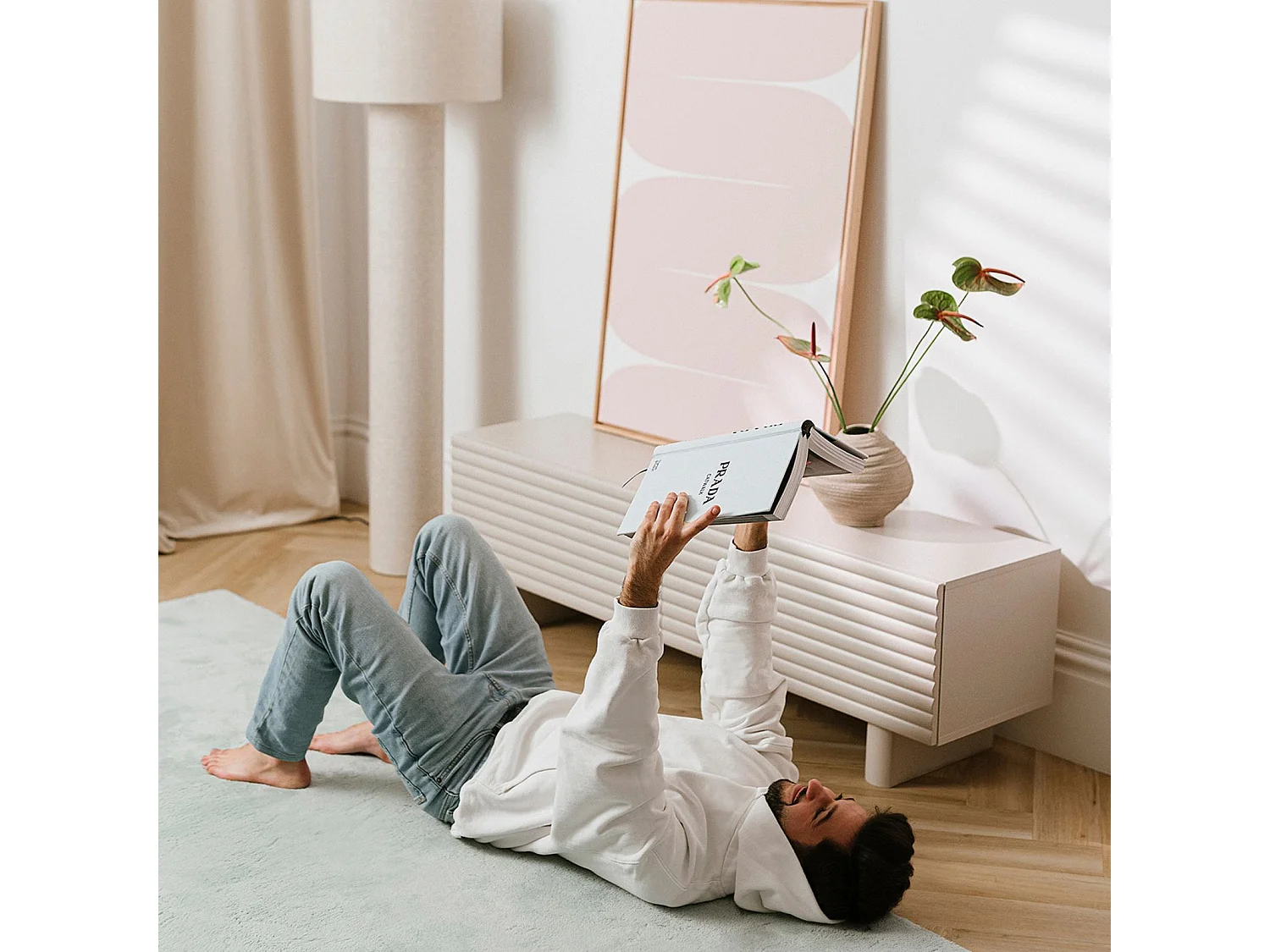 Meuble TV TURKU L 150 cm avec 2 Portes Style Cannelé Couleur Blanc Cachemire, Design Moderne et Façade Rainurée