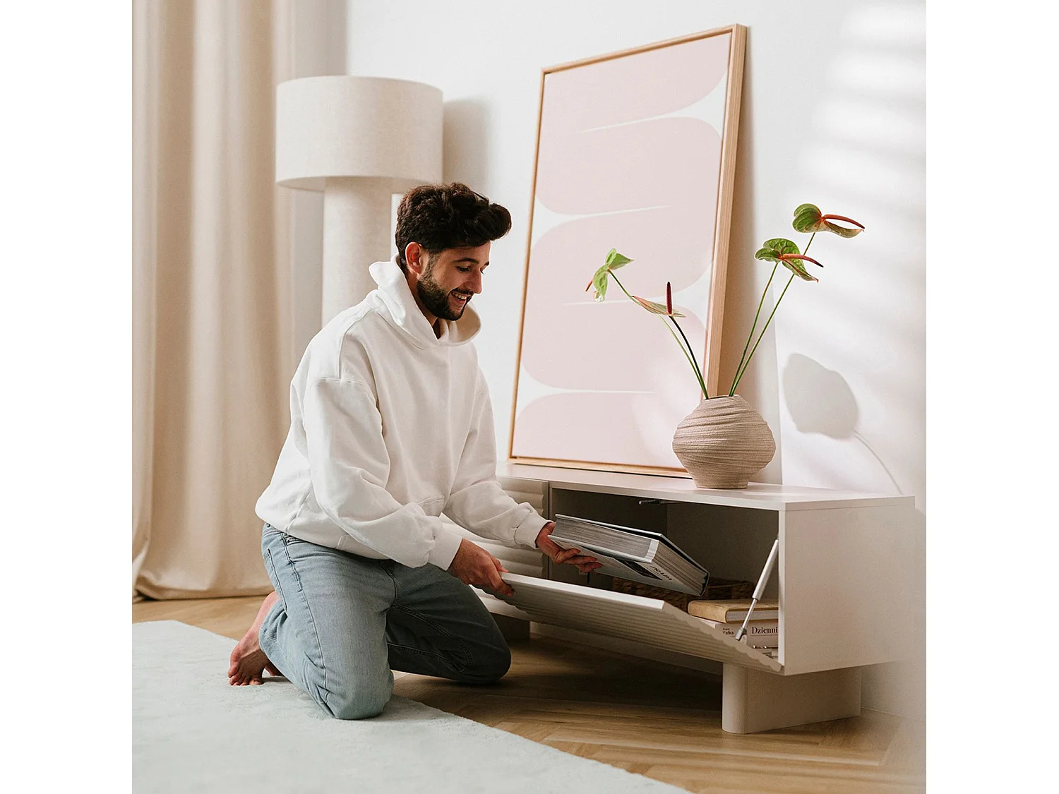 Meuble TV TURKU L 150 cm avec 2 Portes Style Cannelé Couleur Blanc Cachemire, Design Moderne et Façade Rainurée