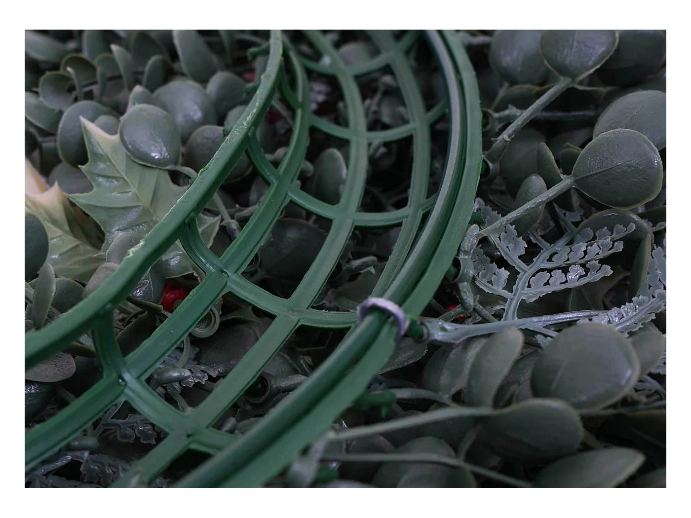 Künstlicher Kranz MCW-O98, Grün mit roten Beeren