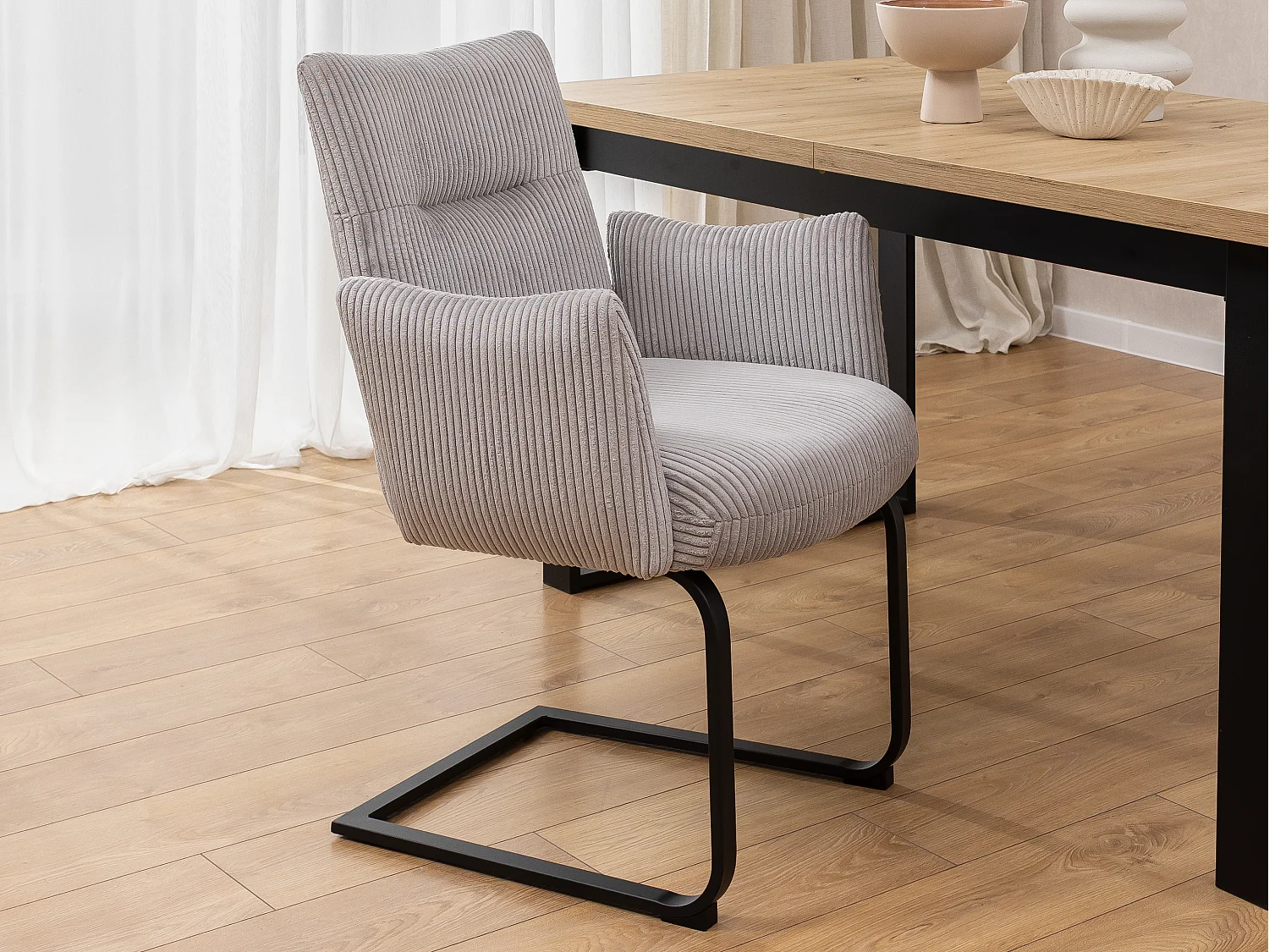 Lot de 2 chaises rembourrées au design moderne, en velours côtelé gris, avec accoudoirs et piètement luge en métal noir - Hera