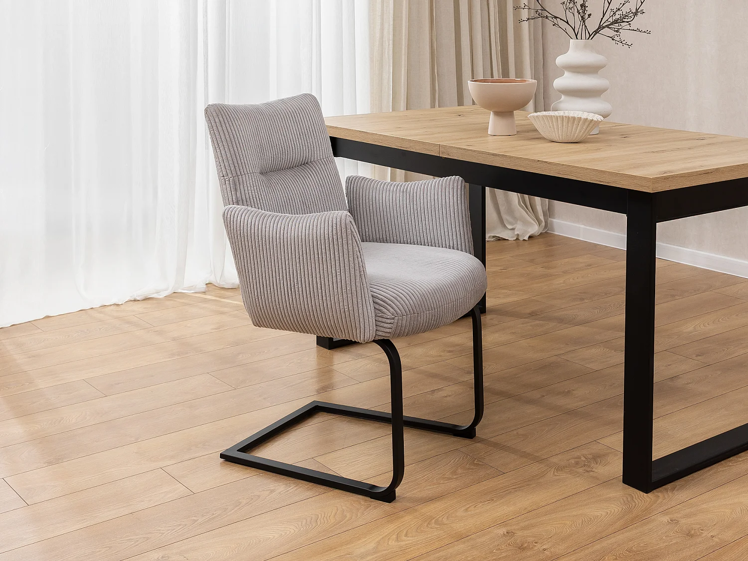 Lot de 2 chaises rembourrées au design moderne, en velours côtelé gris, avec accoudoirs et piètement luge en métal noir - Hera