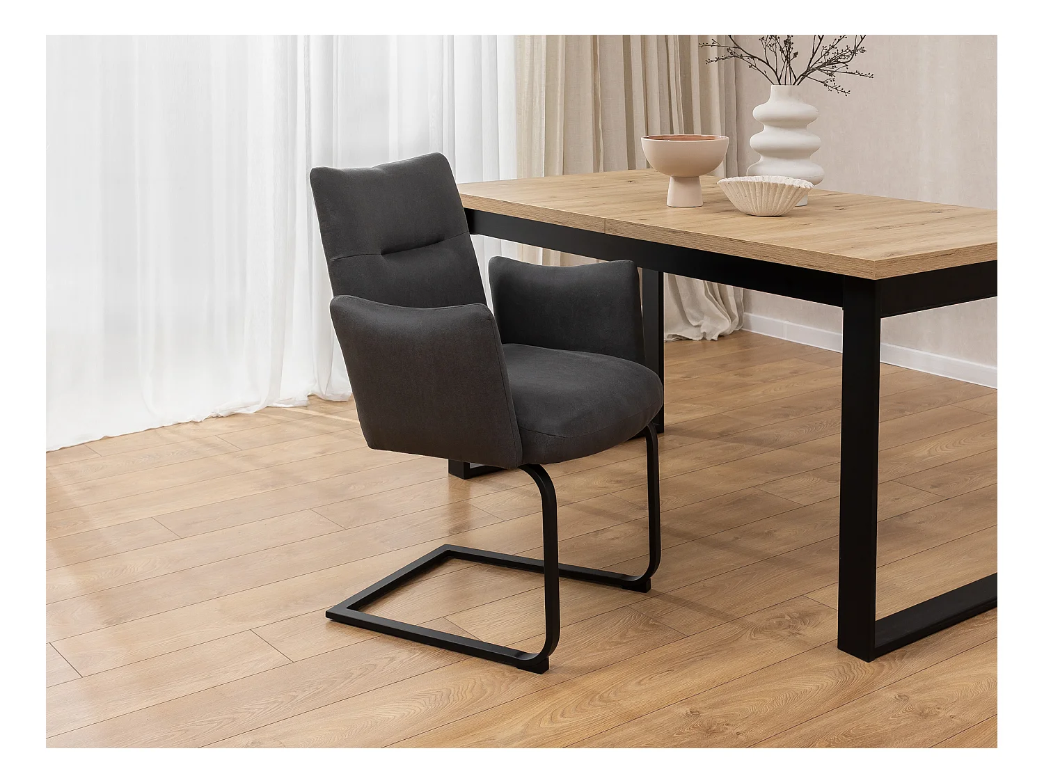 Lot de 2 chaises rembourrées au design moderne, en microfibre anthracite effet vintage, avec accoudoirs et piètement luge en métal noir - Hera