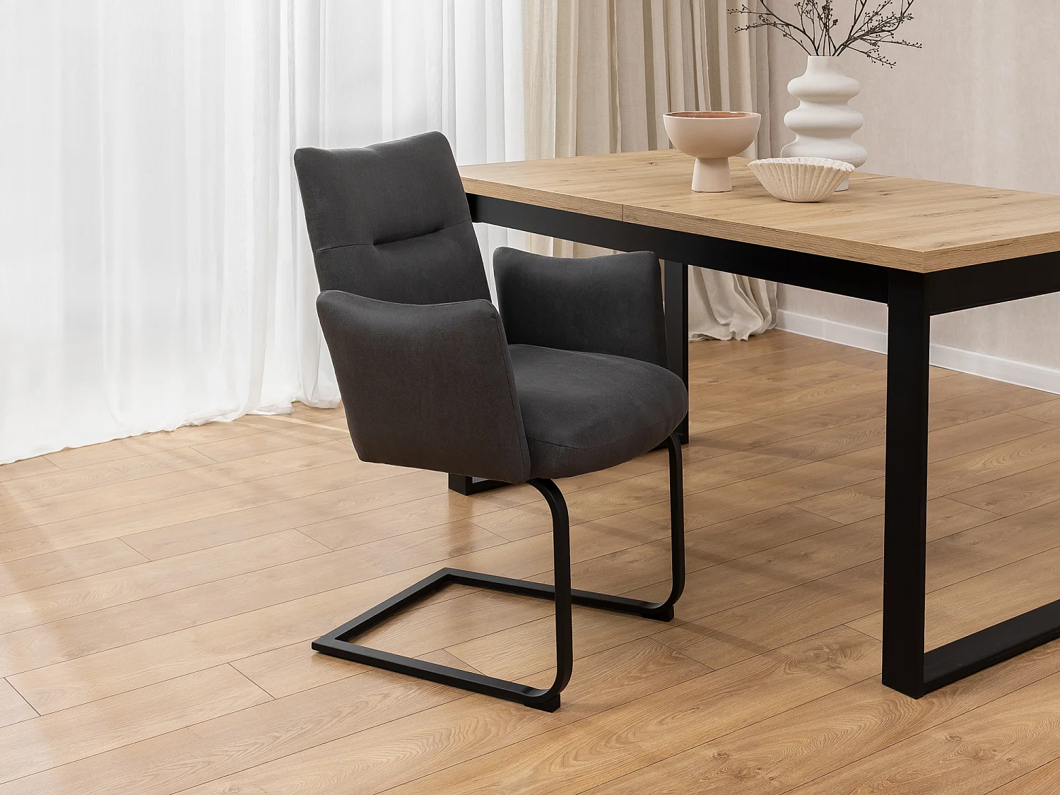 Lot de 2 chaises rembourrées au design moderne, en microfibre anthracite effet vintage, avec accoudoirs et piètement luge en métal noir - Hera