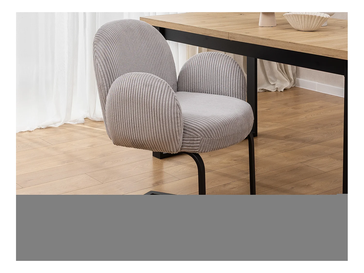 Lot de 2 chaises rembourrées de style Japandi au design arrondi, en velours côtelé gris avec une structure en métal noir - Vela