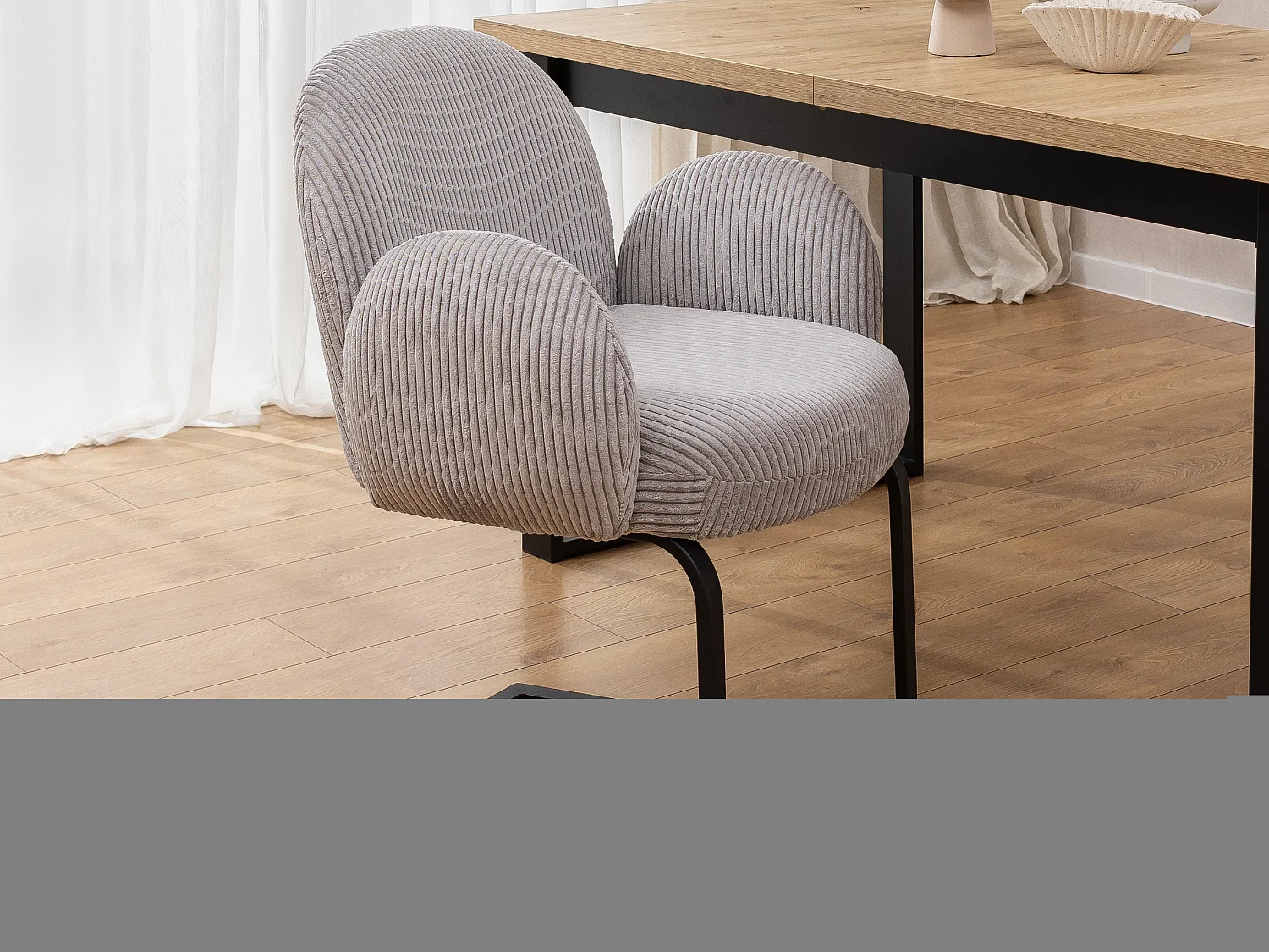 Lot de 2 chaises rembourrées de style Japandi au design arrondi, en velours côtelé gris avec une structure en métal noir - Vela
