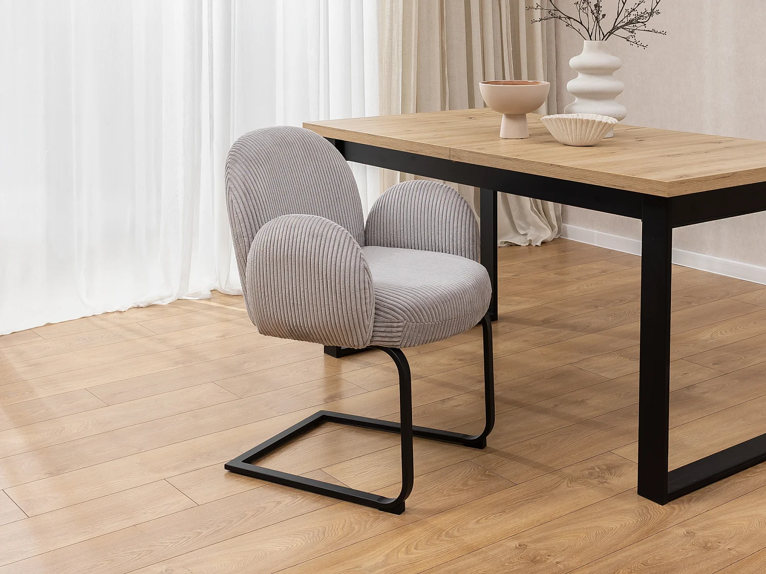 Lot de 2 chaises rembourrées de style Japandi au design arrondi, en velours côtelé gris avec une structure en métal noir - Vela
