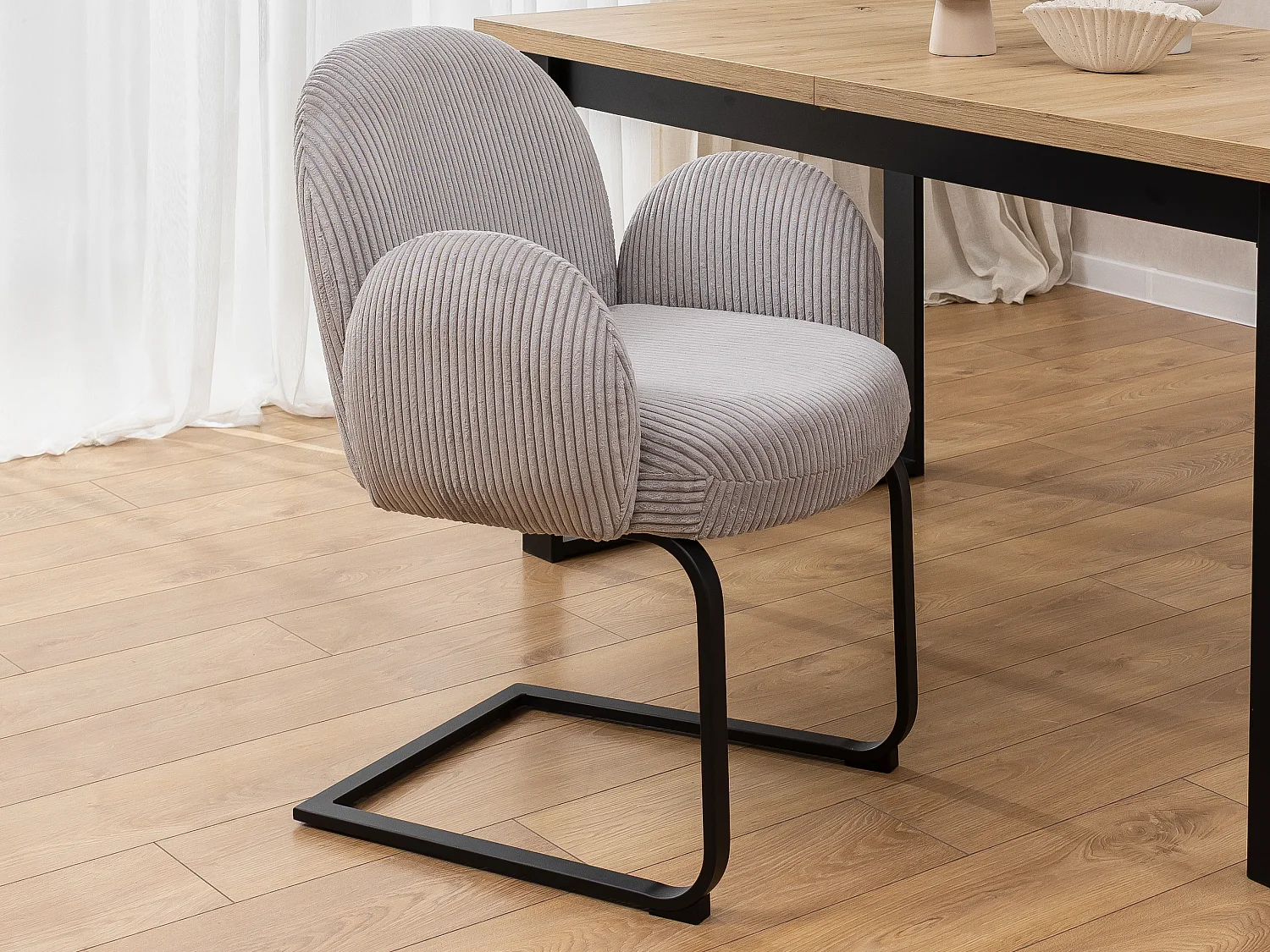Lot de 2 chaises rembourrées de style Japandi au design arrondi, en velours côtelé gris avec une structure en métal noir - Vela