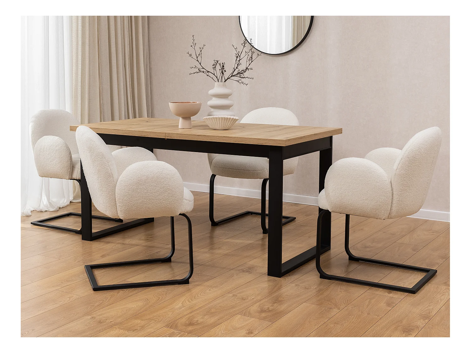Lot de 2 chaises rembourrées de style Japandi au design arrondi, en bouclé blanc avec une structure en métal noir - Vela