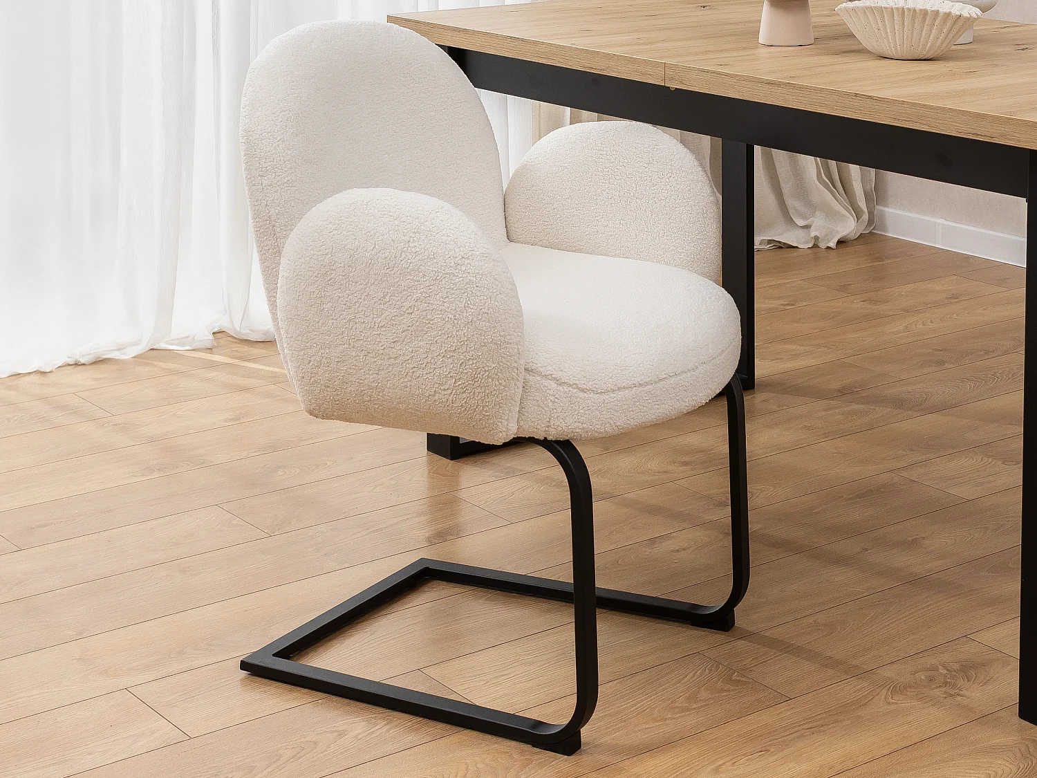 Lot de 2 chaises rembourrées de style Japandi au design arrondi, en bouclé blanc avec une structure en métal noir - Vela