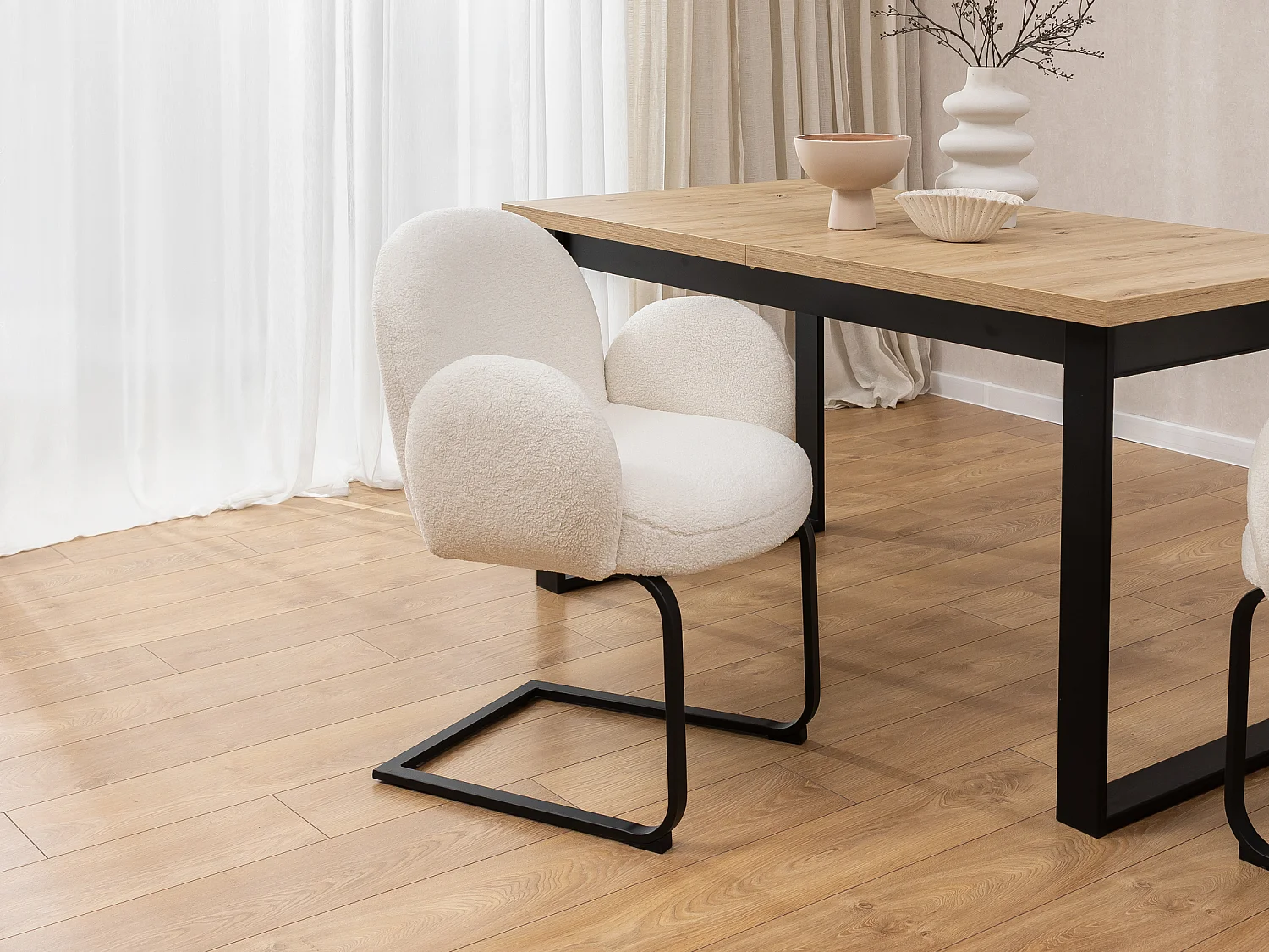 Lot de 2 chaises rembourrées de style Japandi au design arrondi, en bouclé blanc avec une structure en métal noir - Vela