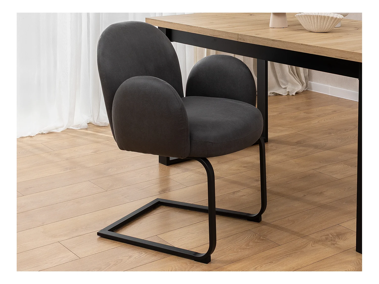 Chaise rembourrée de style Japandi au design arrondi, en microfibre anthracite effet vintage avec une structure en métal noir - Vela