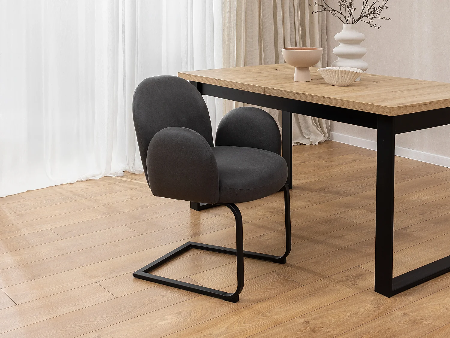 Chaise rembourrée de style Japandi au design arrondi, en microfibre anthracite effet vintage avec une structure en métal noir - Vela