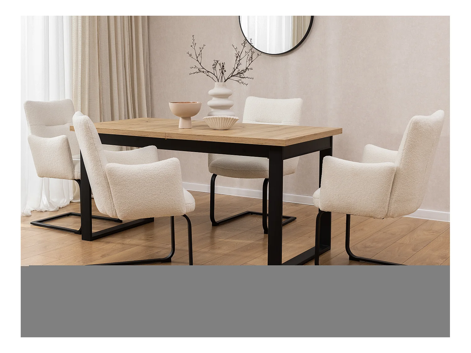 Chaise rembourrée au design moderne, en bouclé blanc, avec accoudoirs et piètement luge en métal noir - Hera