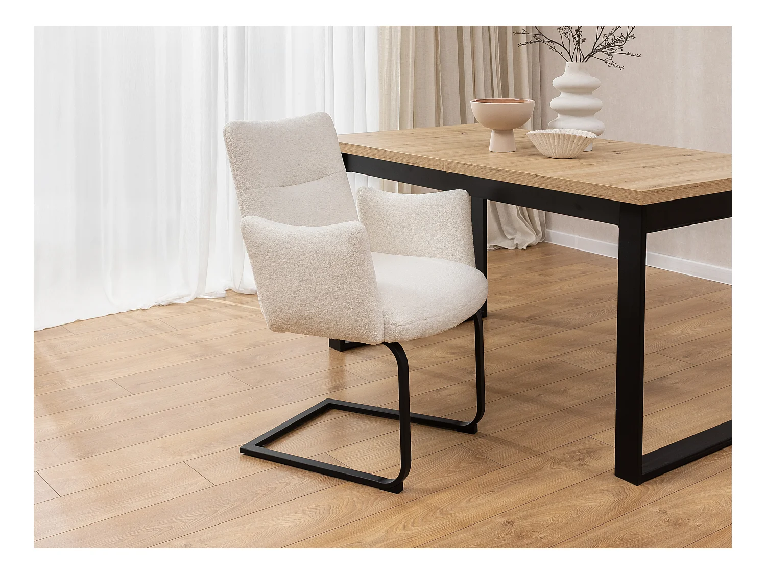 Chaise rembourrée au design moderne, en bouclé blanc, avec accoudoirs et piètement luge en métal noir - Hera