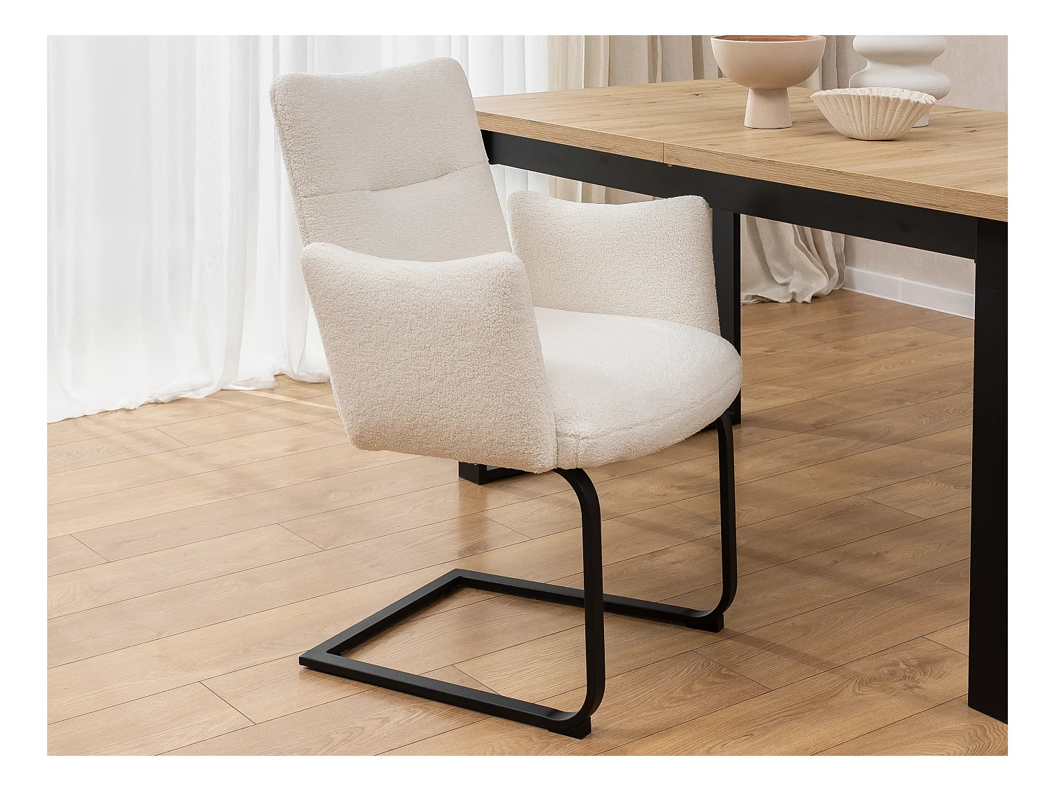Chaise rembourrée au design moderne, en bouclé blanc, avec accoudoirs et piètement luge en métal noir - Hera